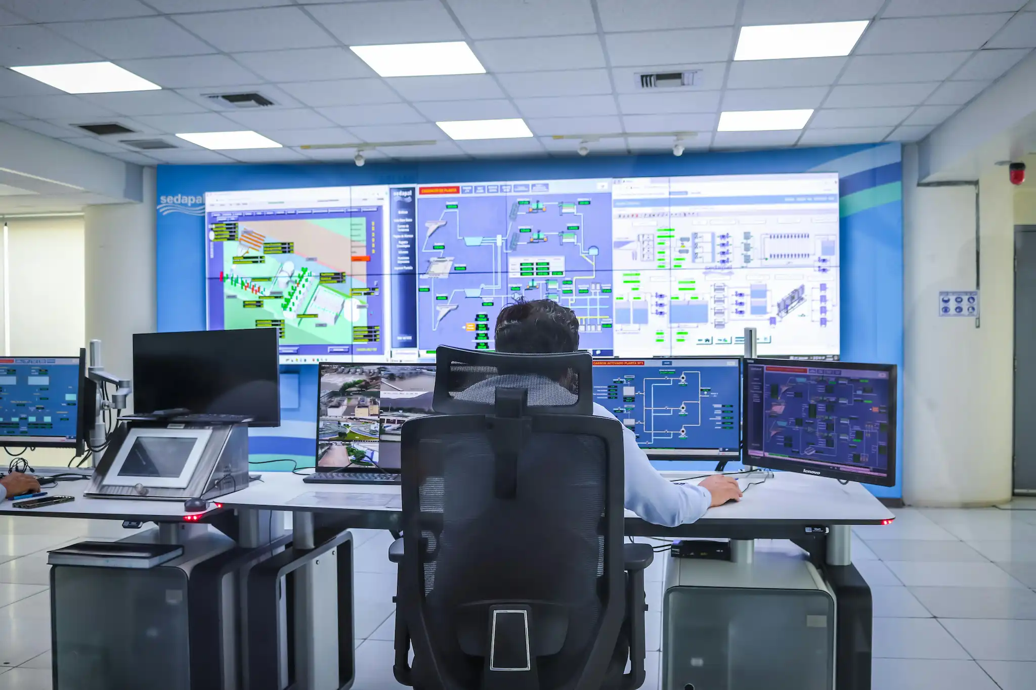 Sala de control con sistemas SCADA