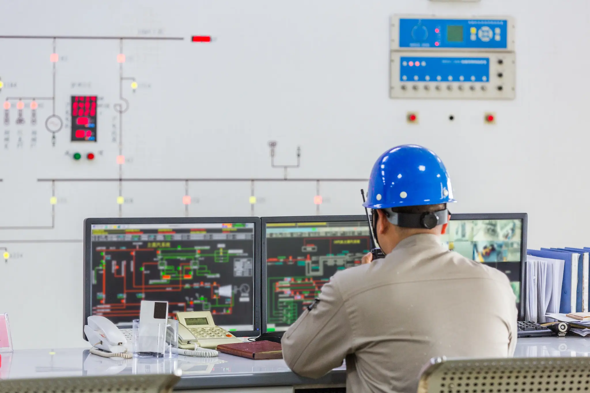 Ingeniero trabajando en sistema SCADA