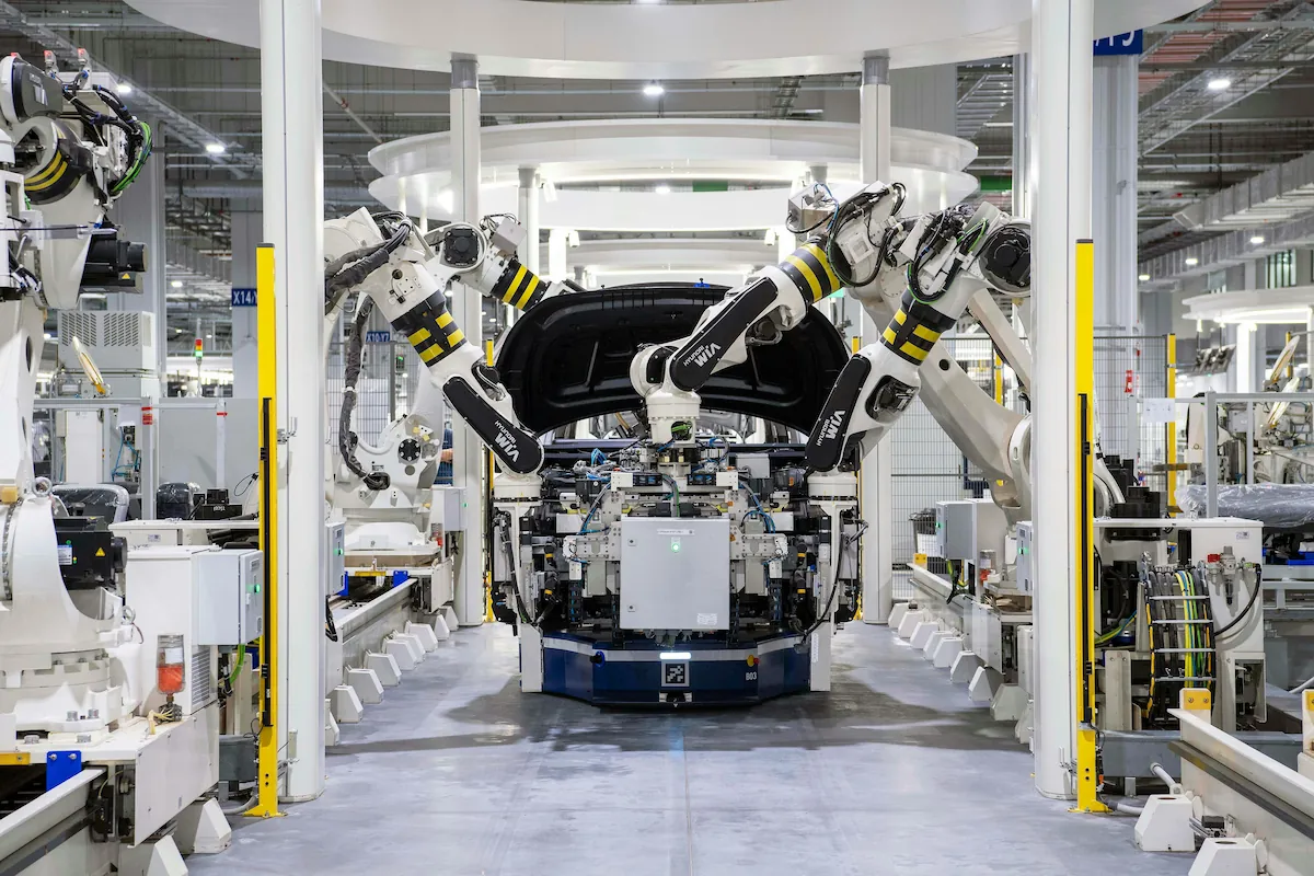 Robots industriales en una fábrica